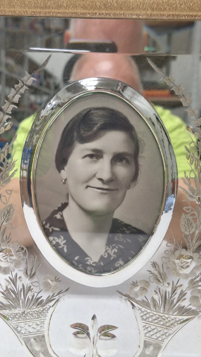 Spiegelfotolijsten met metalen reliëf en portretten - foto 9