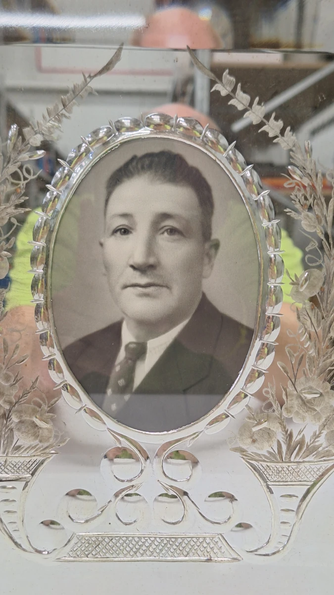 Spiegelfotolijsten met metalen reliëf en portretten - foto 6