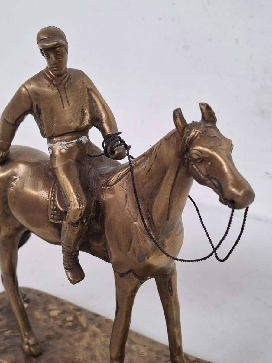 Bronzen beeld van een jockey op een renpaard - foto 2