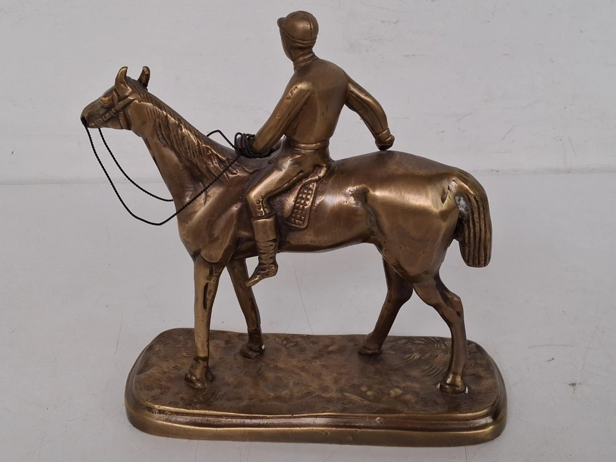 Bronzen beeld van een jockey op een renpaard - foto 3