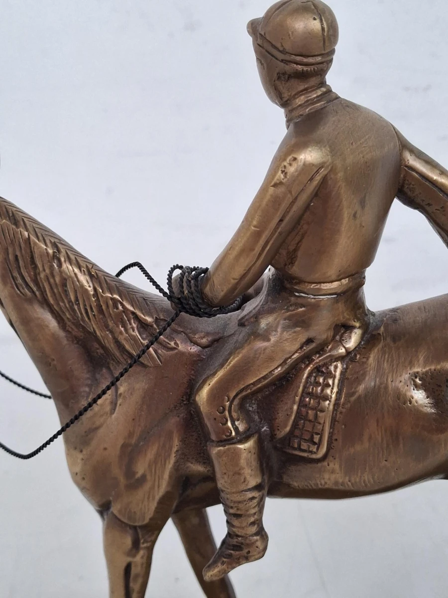 Bronzen beeld van een jockey op een renpaard - foto 4