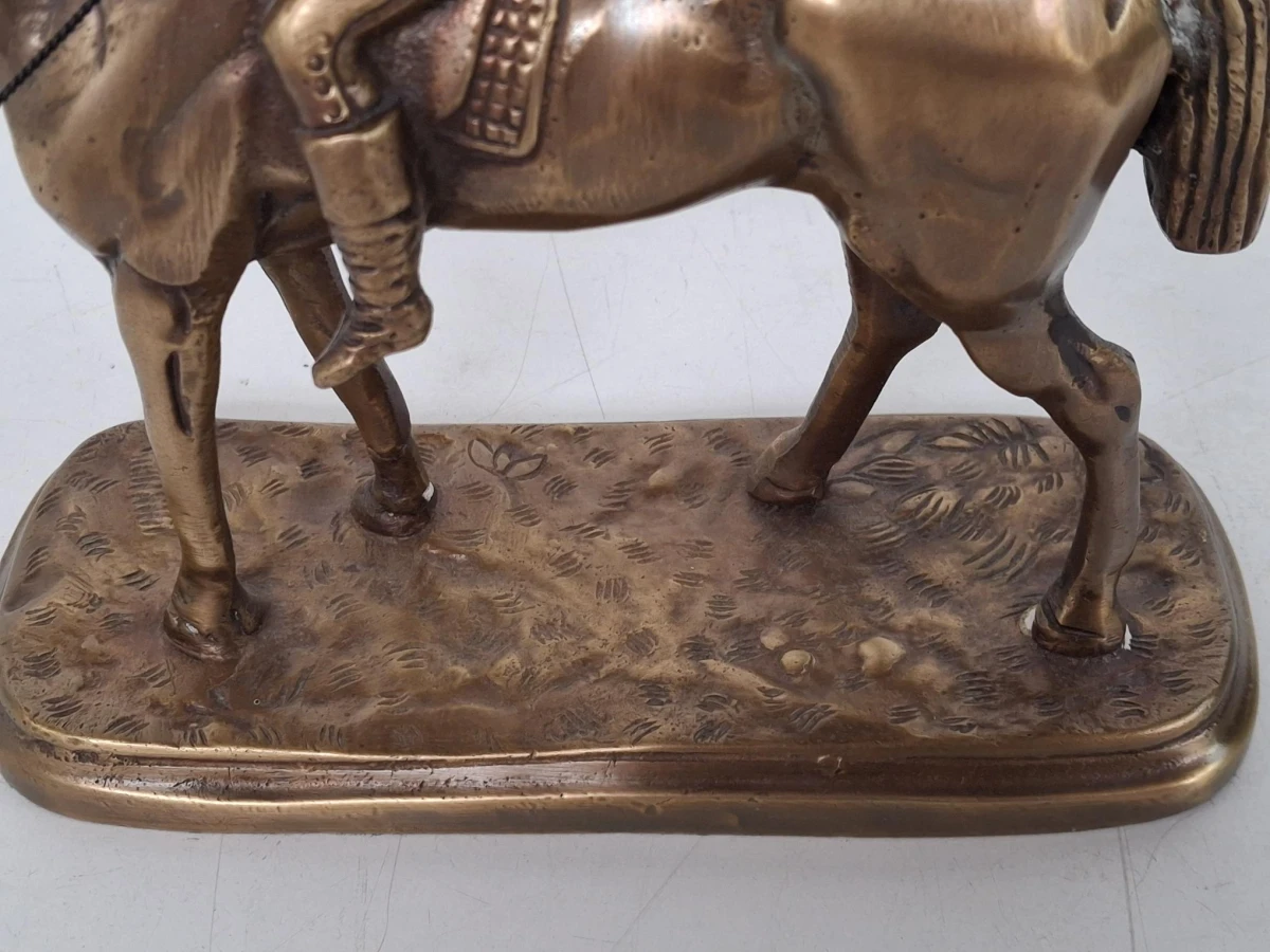 Bronzen beeld van een jockey op een renpaard - foto 5