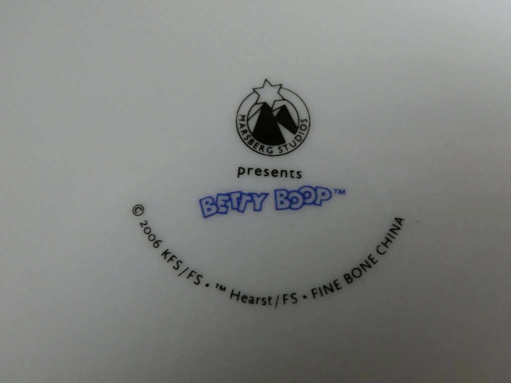 Betty Boop eierdop met bord en lepeltje van fine bone china - foto 3