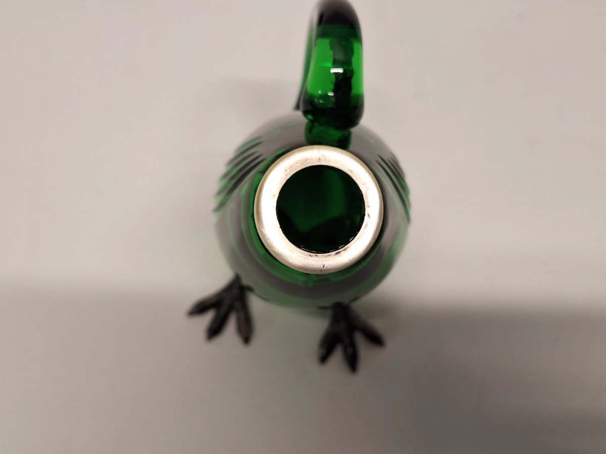 Decoratieve karafje in de vorm van een kaketoe van groen glas en zilverkleurig metaal - foto 4