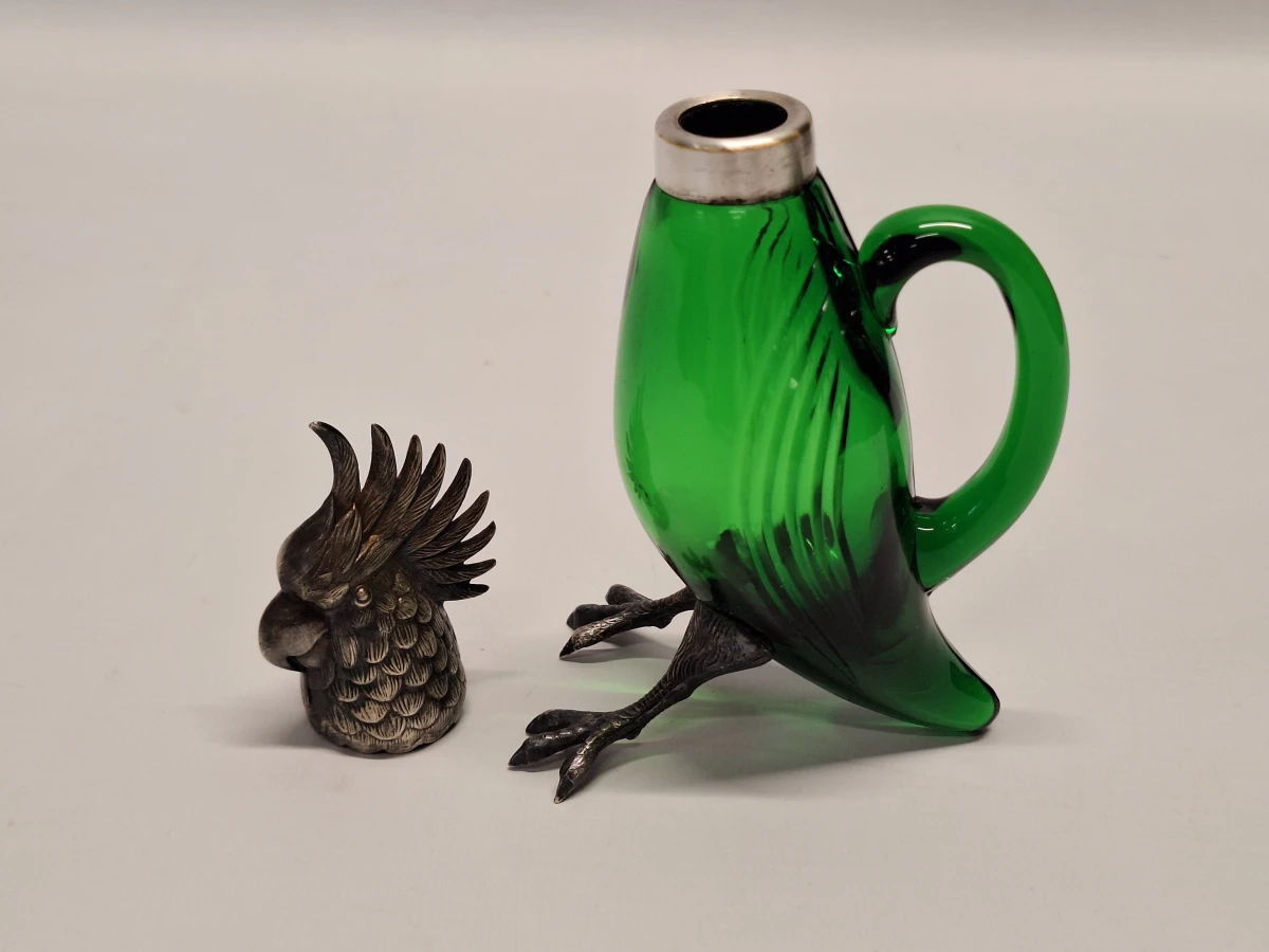 Decoratieve karafje in de vorm van een kaketoe van groen glas en zilverkleurig metaal - foto 3
