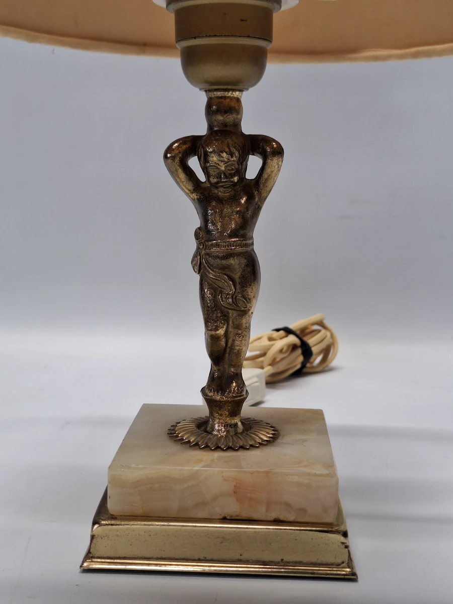 Vintage Massive tafellamp met putto, natuurstenen voet en geplooide kap - foto 1