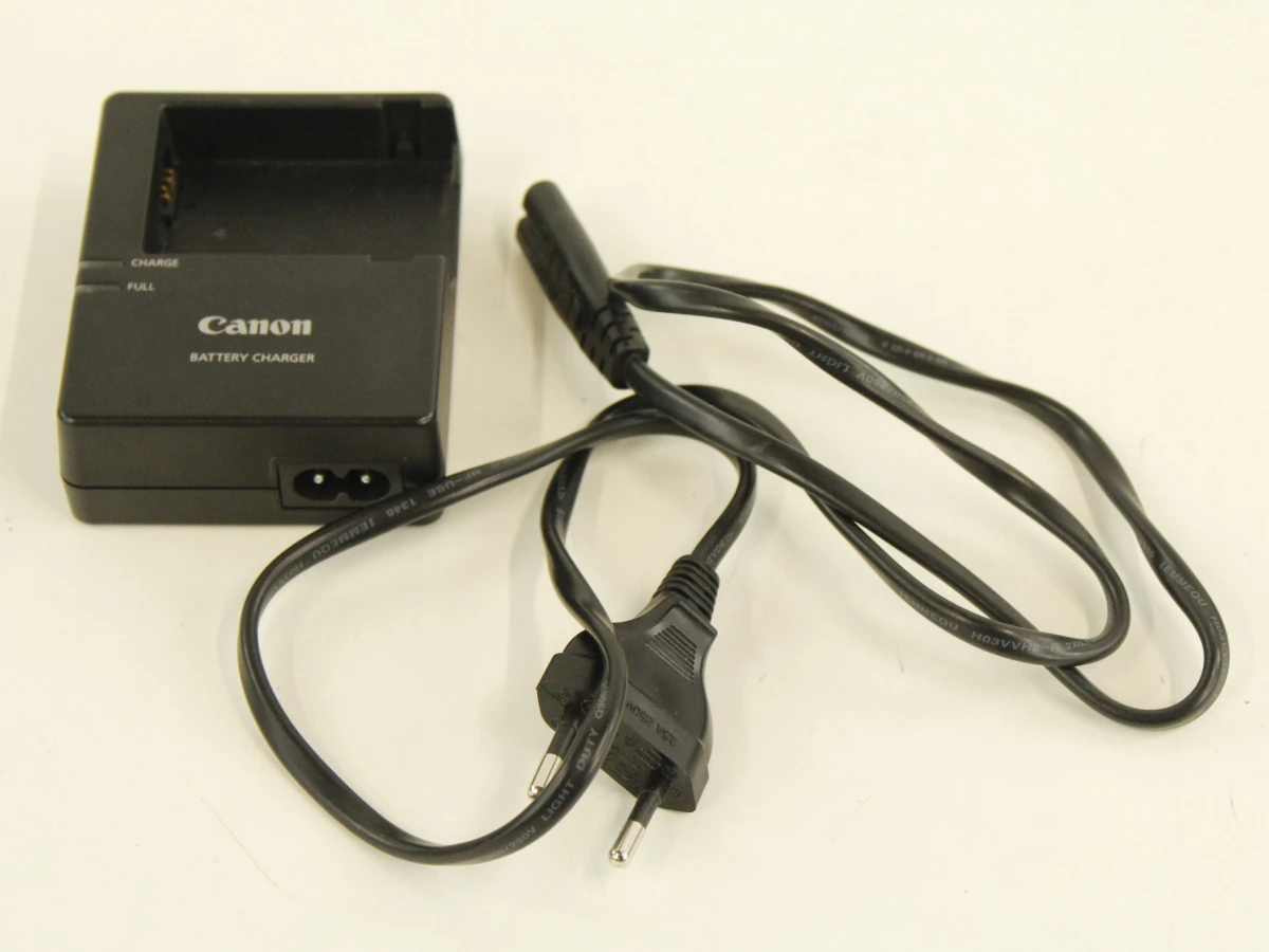 Canon EOS 600D + EF-S 18-200mm f/3.5-5.6 IS Lens + Speedlite 580EX II - foto 2