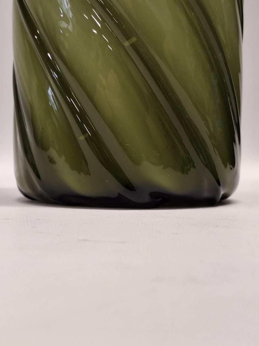 Cilindervormige opalinevaas in olijfgroen en wit glas met spiraalpatroon - foto 5
