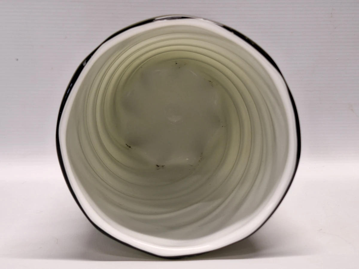 Cilindervormige opalinevaas in olijfgroen en wit glas met spiraalpatroon - foto 3