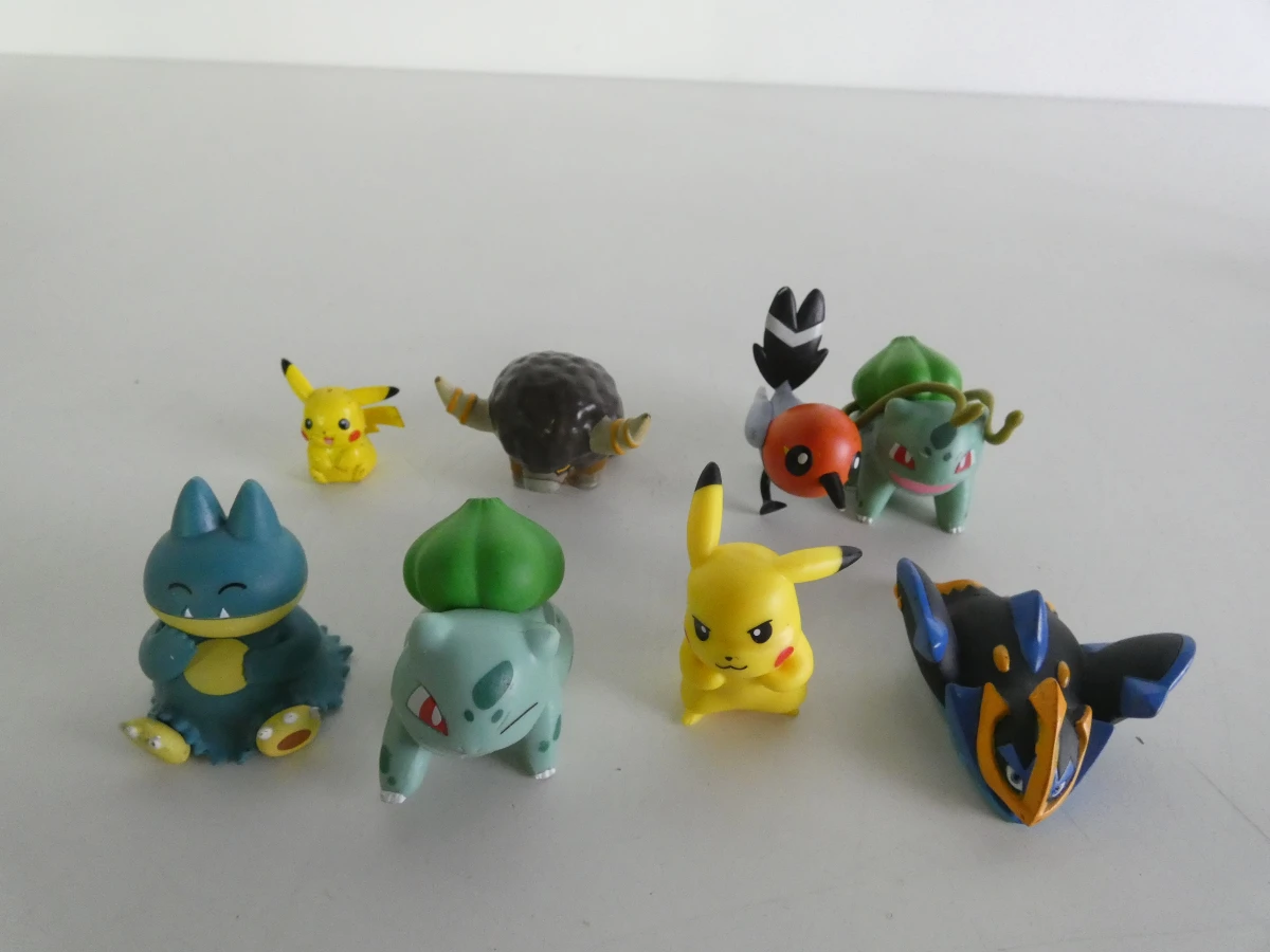 Set van diverse Pokémon figuurtjes en accessoires - foto 2