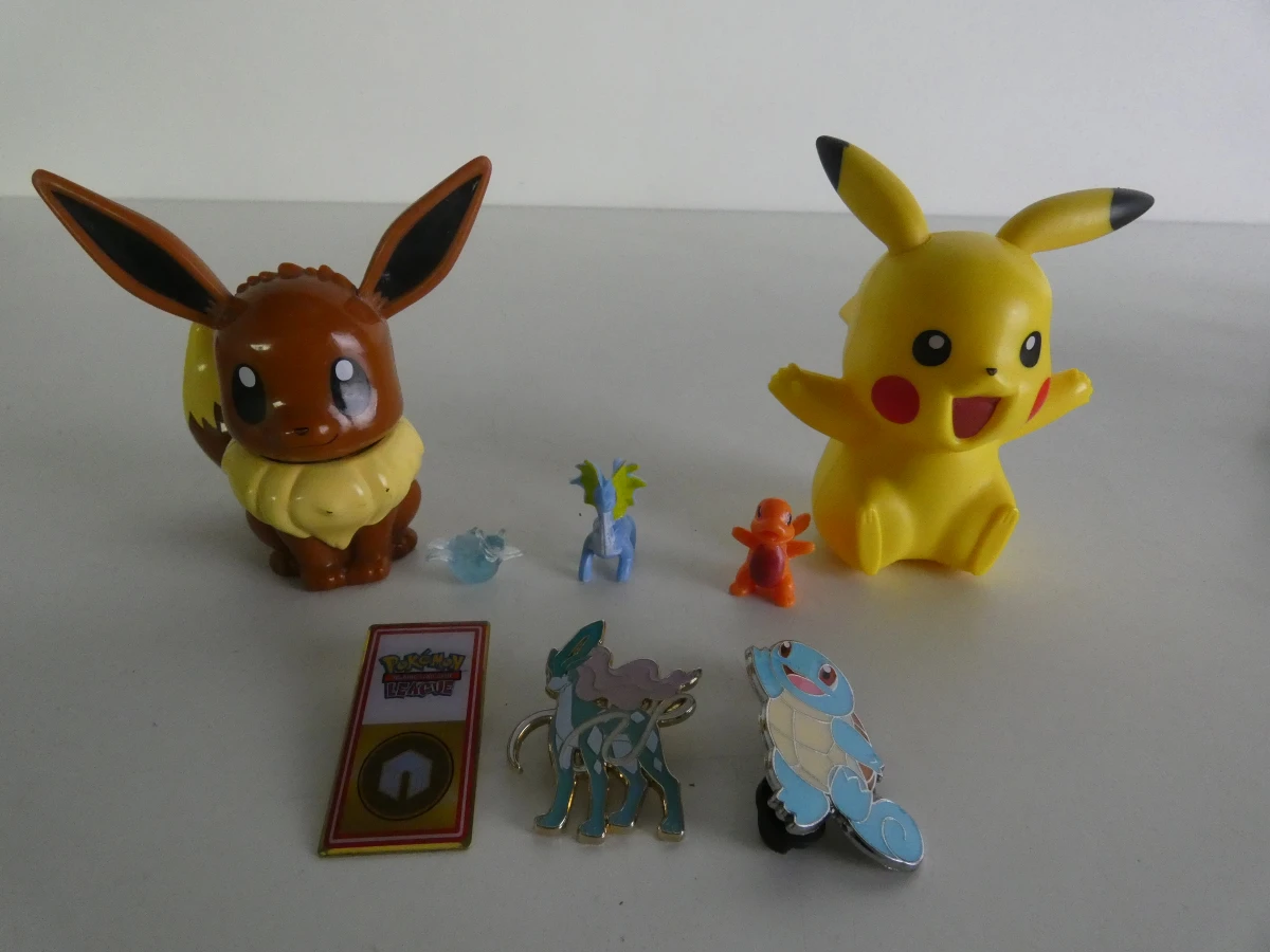Set van diverse Pokémon figuurtjes en accessoires - foto 7
