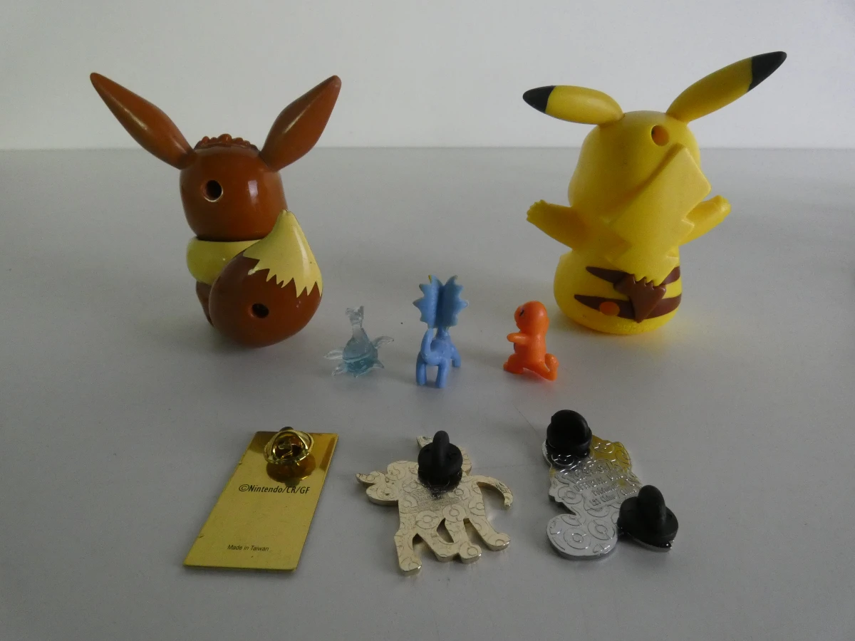 Set van diverse Pokémon figuurtjes en accessoires - foto 8