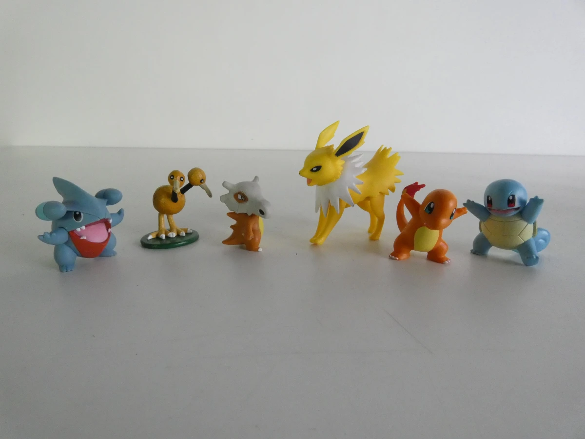 Set van diverse Pokémon figuurtjes en accessoires - foto 9