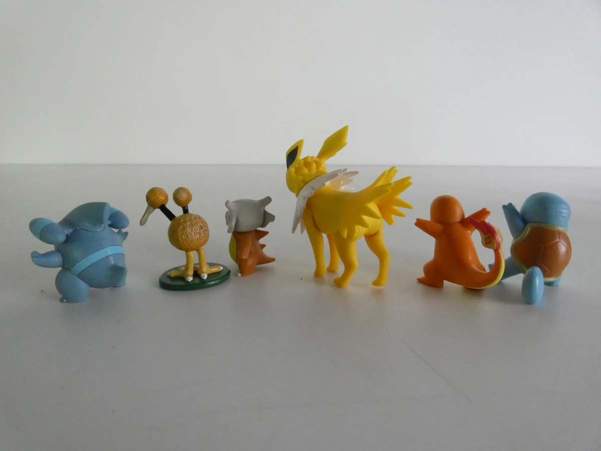 Set van diverse Pokémon figuurtjes en accessoires - foto 10