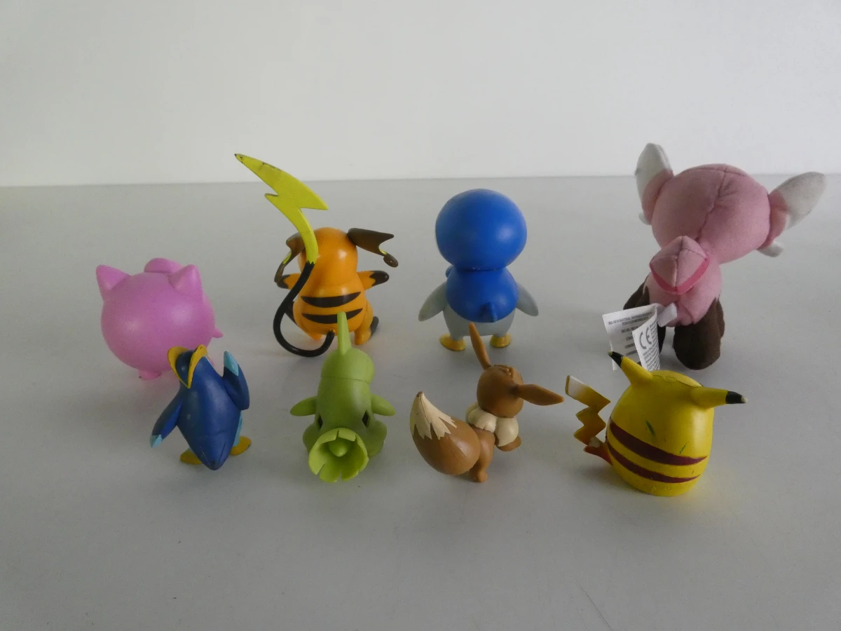 Set van diverse Pokémon figuurtjes en accessoires - foto 12