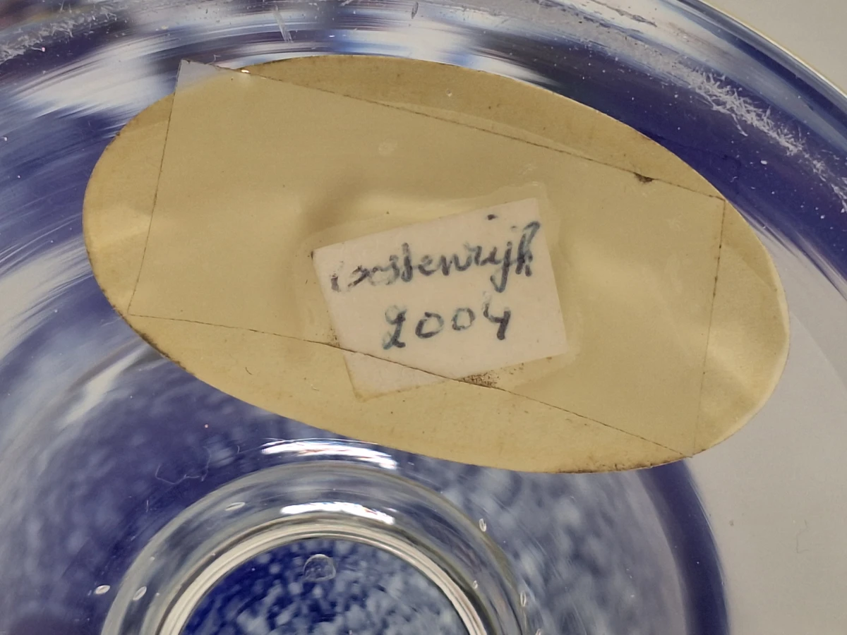 Blauwe handgeblazen glazen vaas met wit vlekkenpatroon Magdalena Hödl Oostenrijk - foto 7
