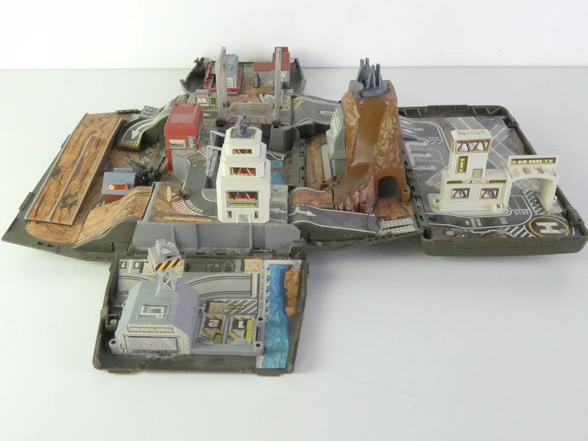 Galoob Micro Machines speelset met voertuigen en militaire basis - foto 7