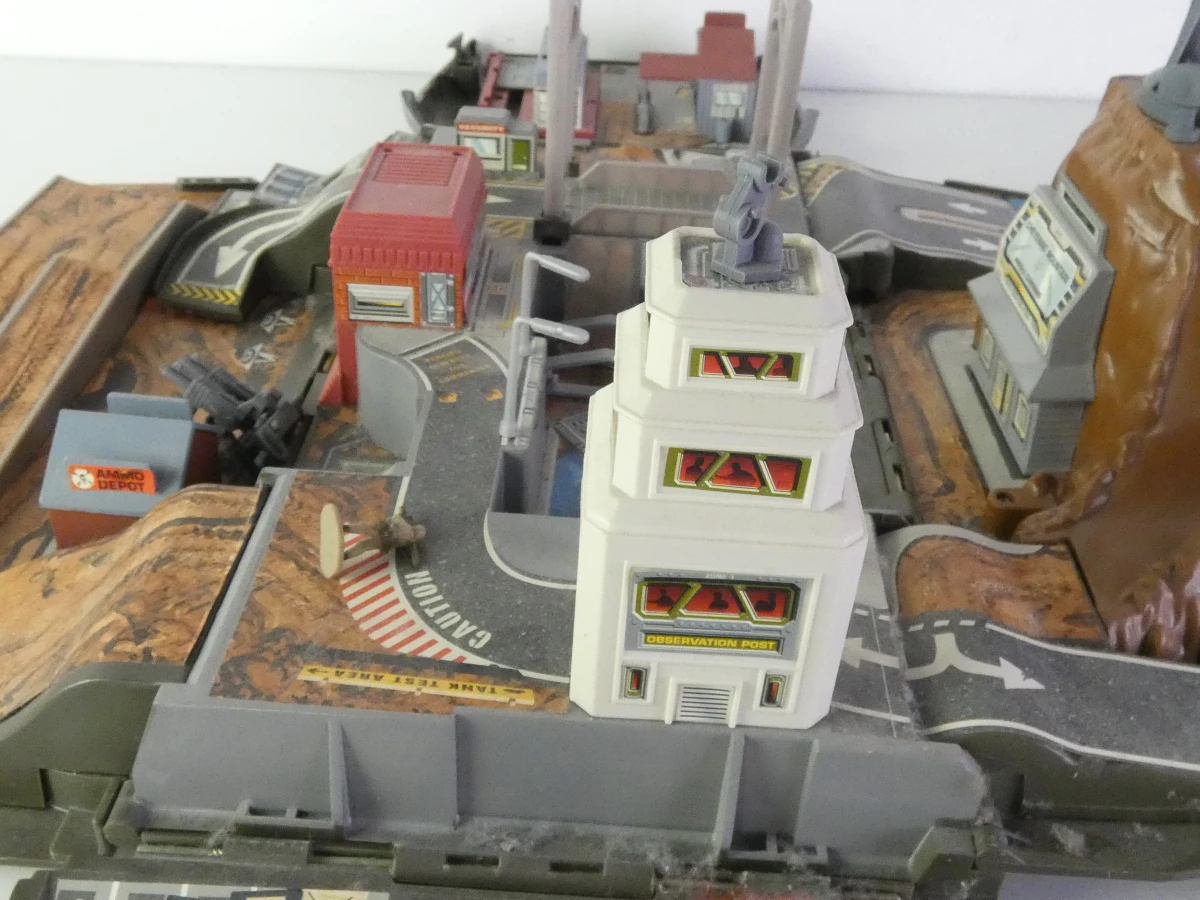 Galoob Micro Machines speelset met voertuigen en militaire basis - foto 10