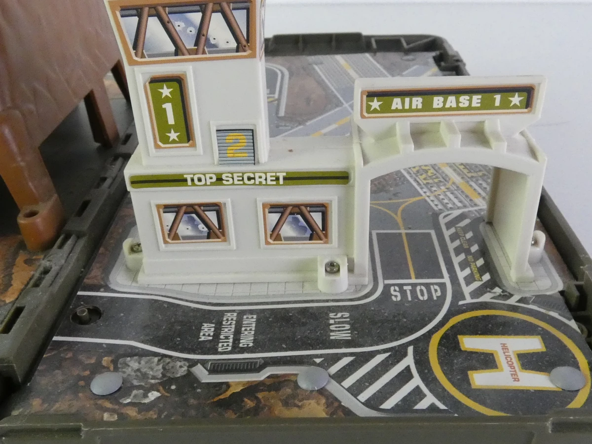 Galoob Micro Machines speelset met voertuigen en militaire basis - foto 13