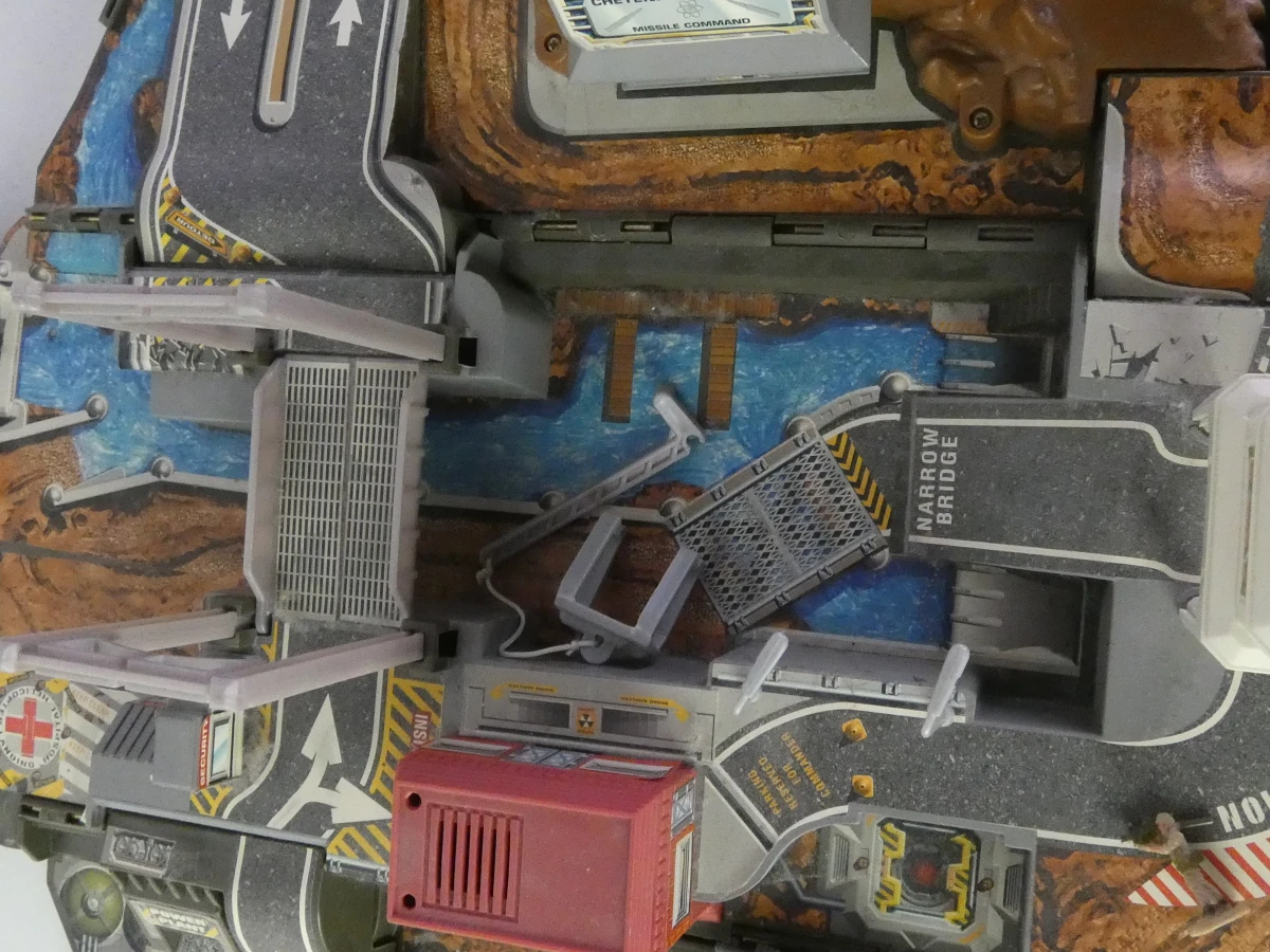 Galoob Micro Machines speelset met voertuigen en militaire basis - foto 14