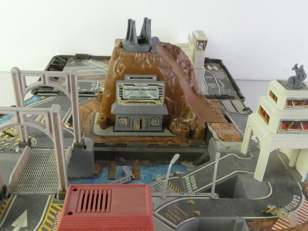 Galoob Micro Machines speelset met voertuigen en militaire basis - foto 16
