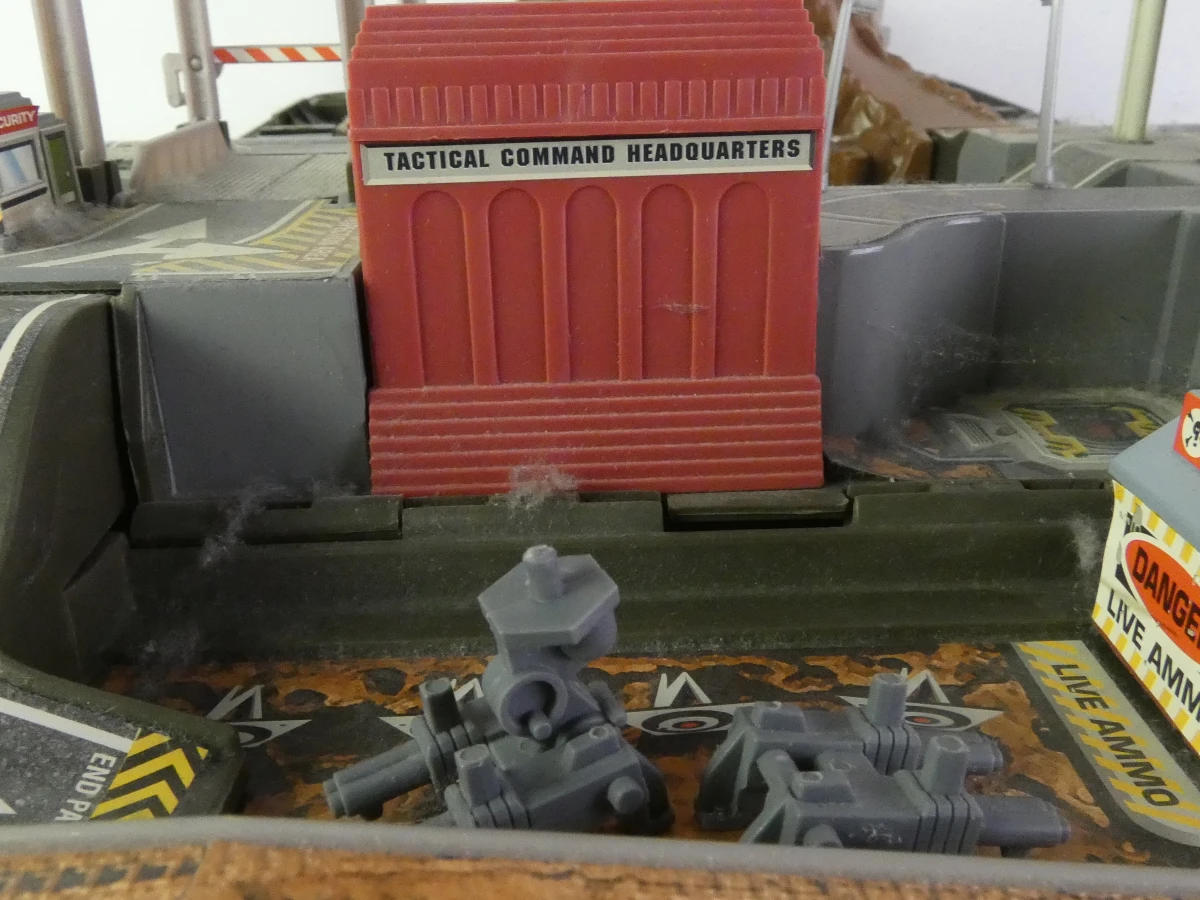 Galoob Micro Machines speelset met voertuigen en militaire basis - foto 19