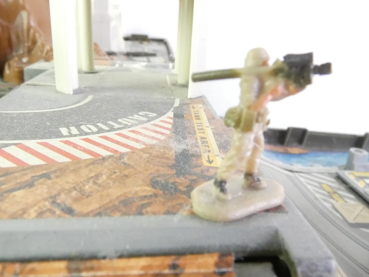 Galoob Micro Machines speelset met voertuigen en militaire basis - foto 22
