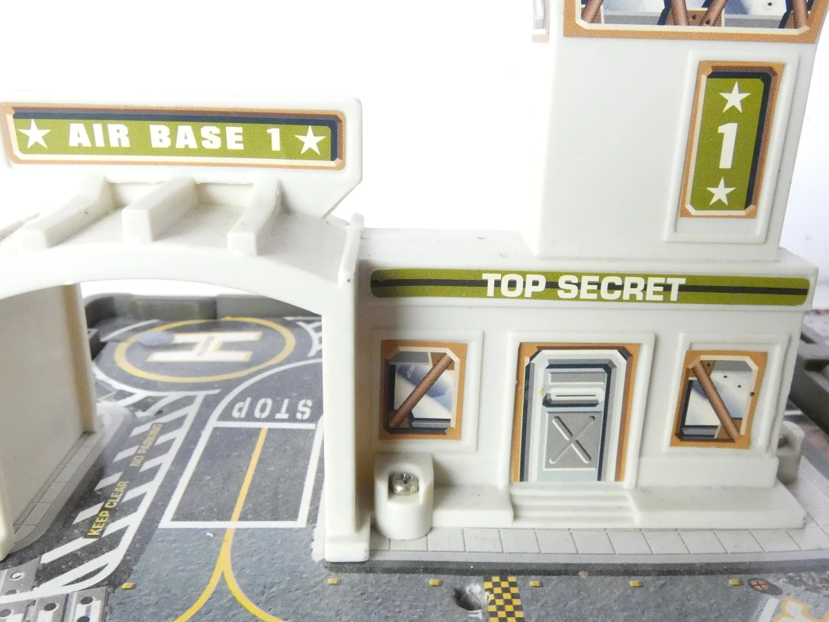 Galoob Micro Machines speelset met voertuigen en militaire basis - foto 24