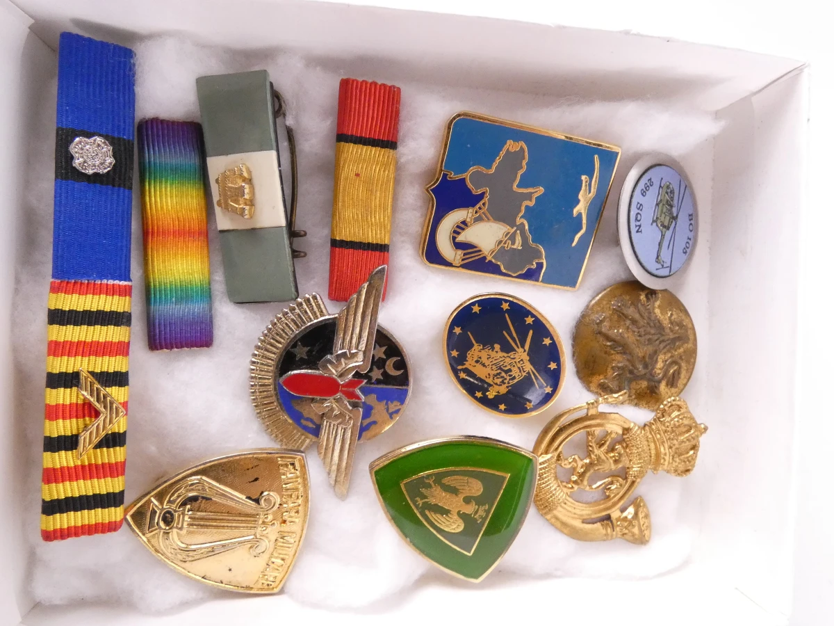 Verzameling militaire medailles, insignes en onderscheidingen - foto 11