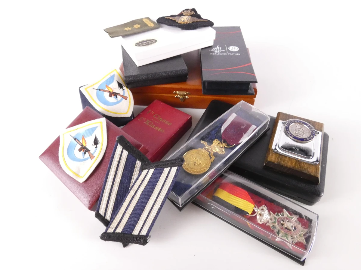 Verzameling militaire medailles, insignes en onderscheidingen - foto 12