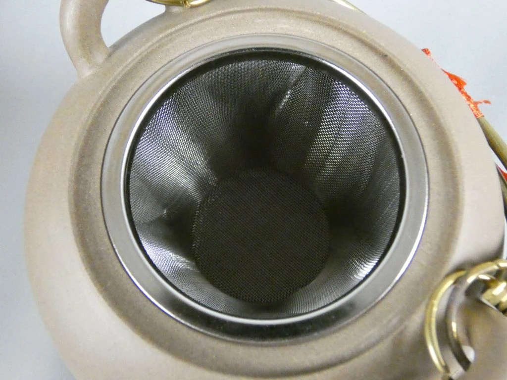Chinese theepot met metalen handvat en filter - foto 9