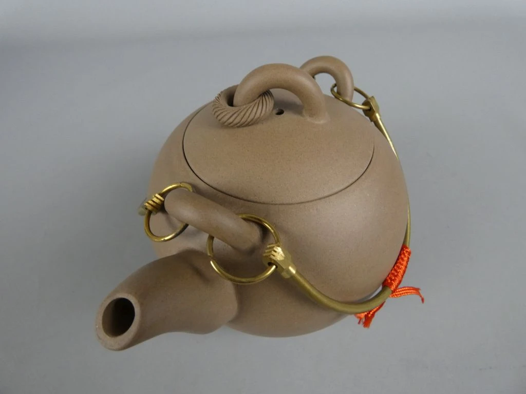 Chinese theepot met metalen handvat en filter - foto 2