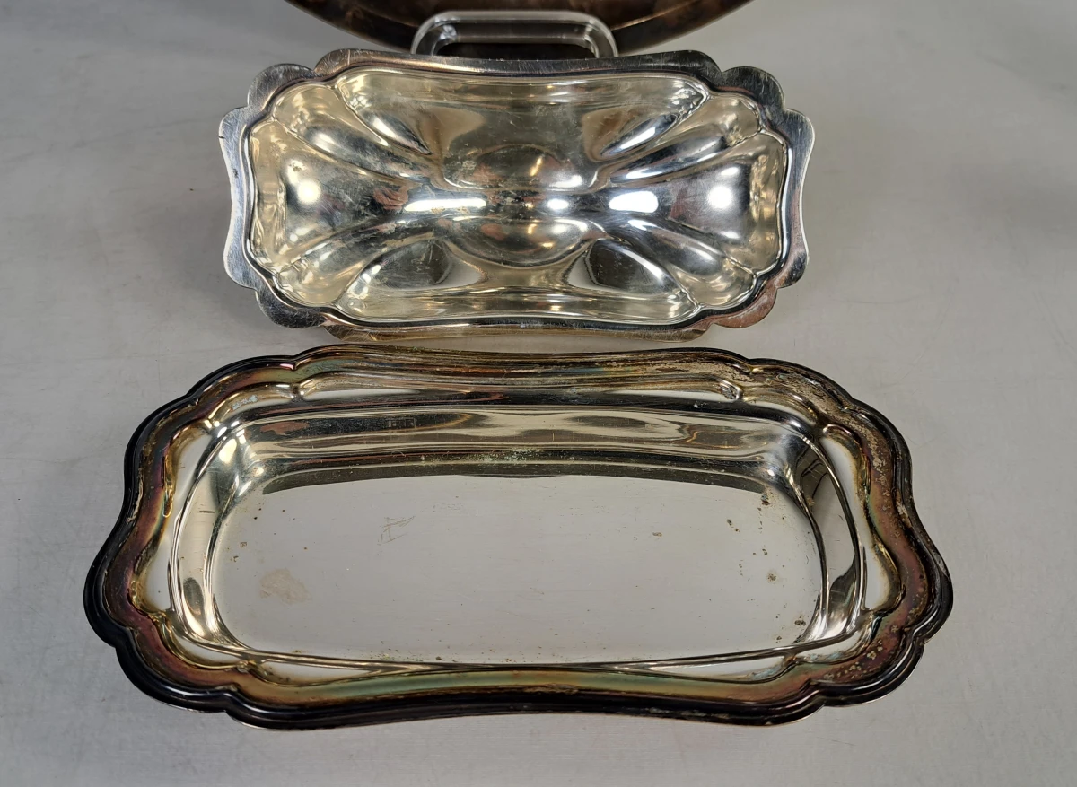 Set zilverkleurige serveeraccessoires met bord en servetringen - foto 7