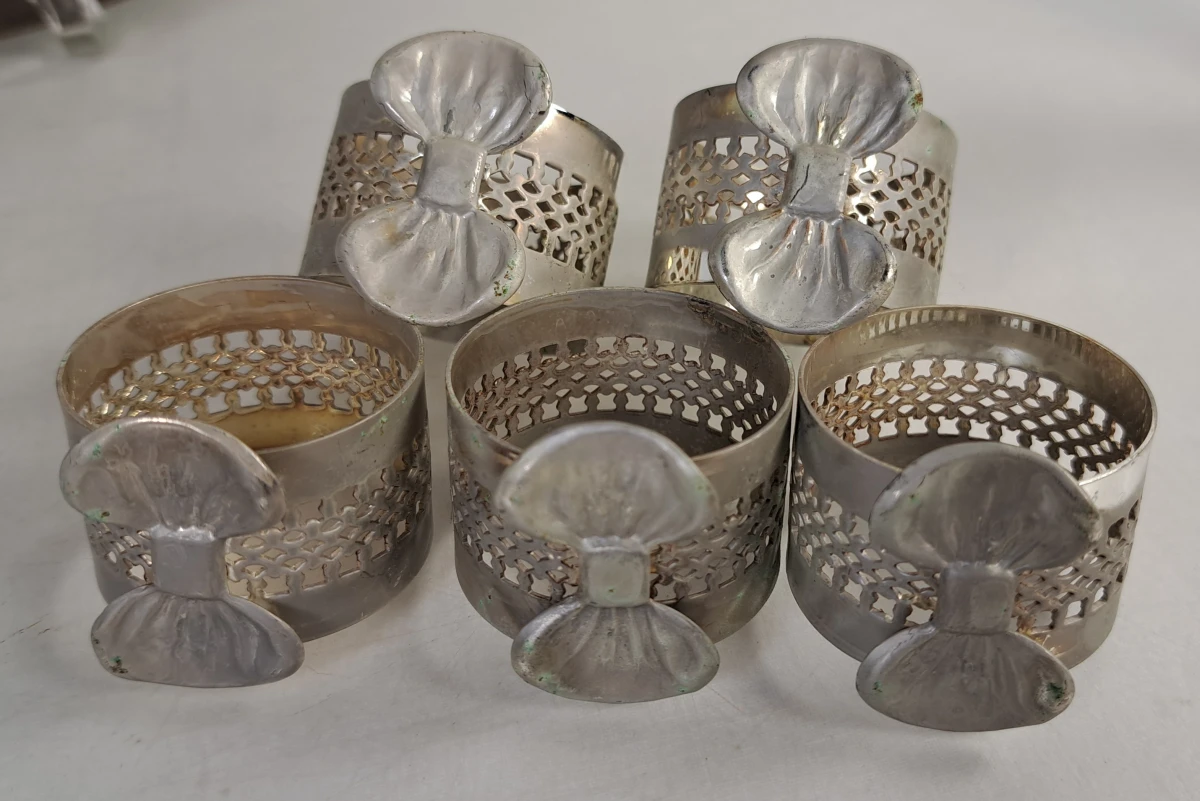 Set zilverkleurige serveeraccessoires met bord en servetringen - foto 5