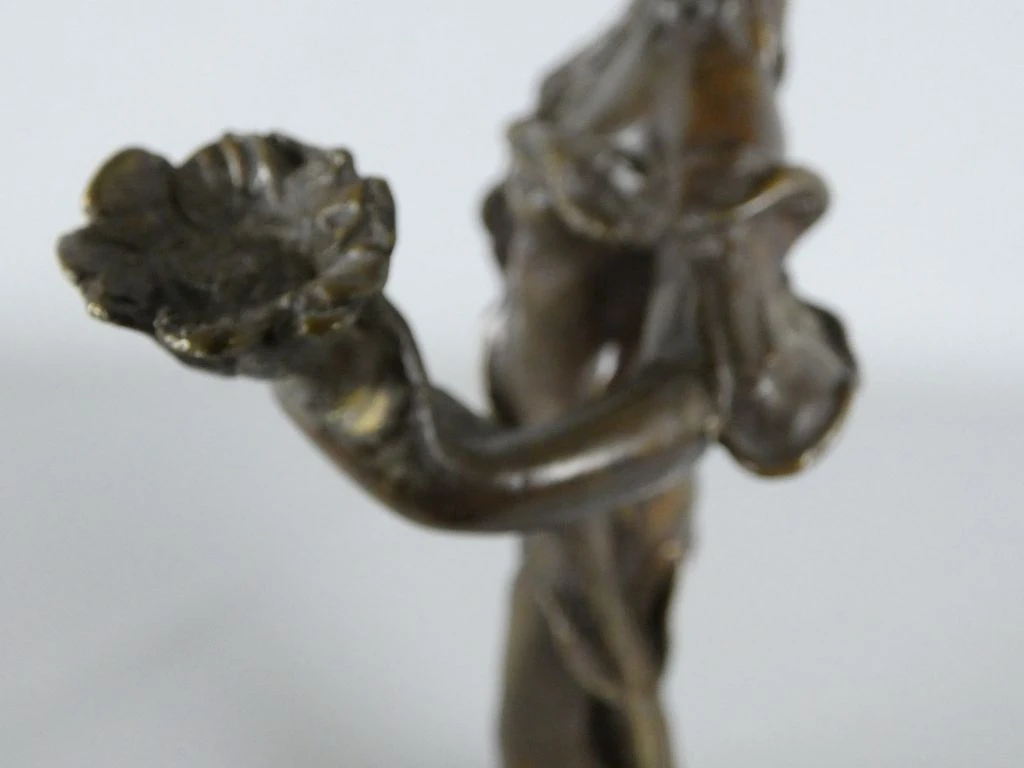 Bronzen beeld van vrouw met bloem - foto 6