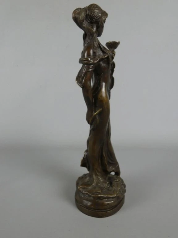 Bronzen beeld van vrouw met bloem - foto 4
