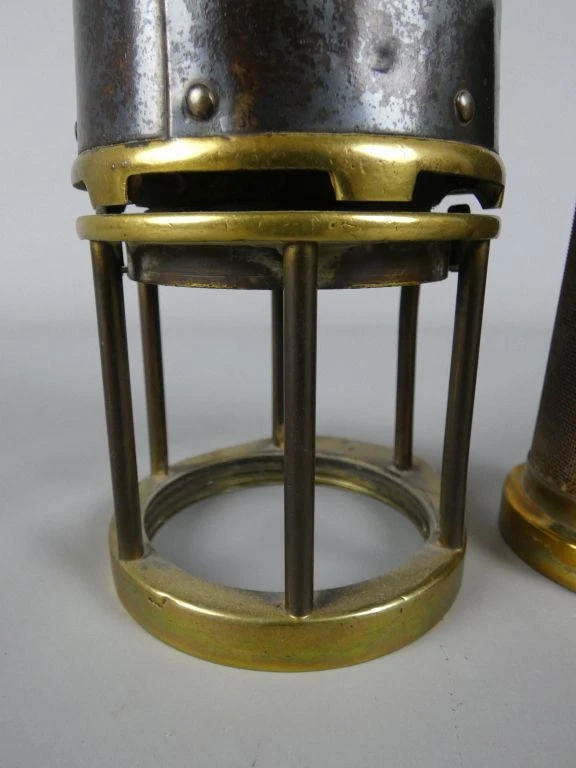 Oude koperen mijnwerkerslamp met glazen inzet - foto 8