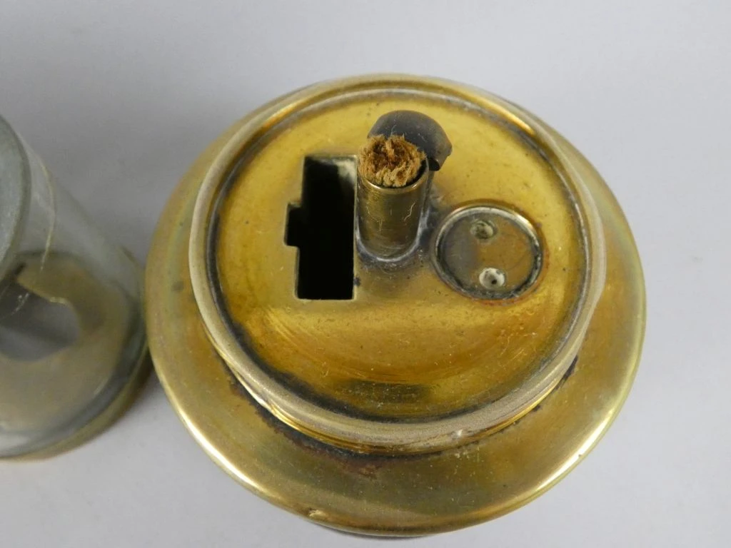 Oude koperen mijnwerkerslamp met glazen inzet - foto 5