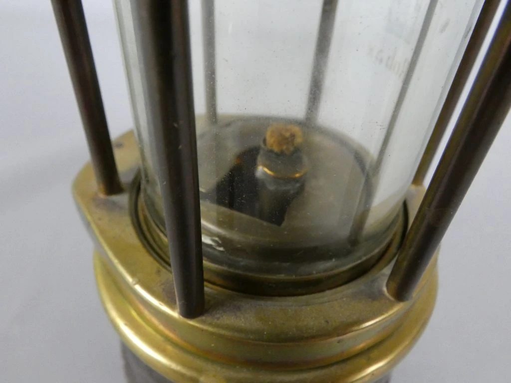 Oude koperen mijnwerkerslamp met glazen inzet - foto 9