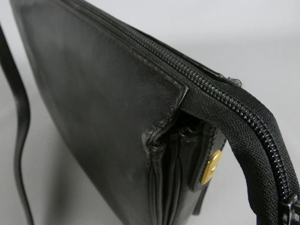 Longchamp zwarte schoudertas met goudkleurig logo - foto 4
