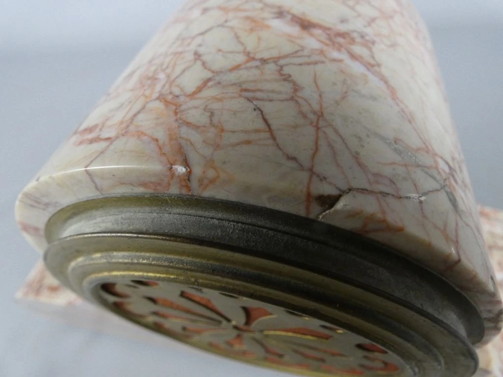 Marmeren schouwklok met messing accenten en opwind sleutel - foto 6