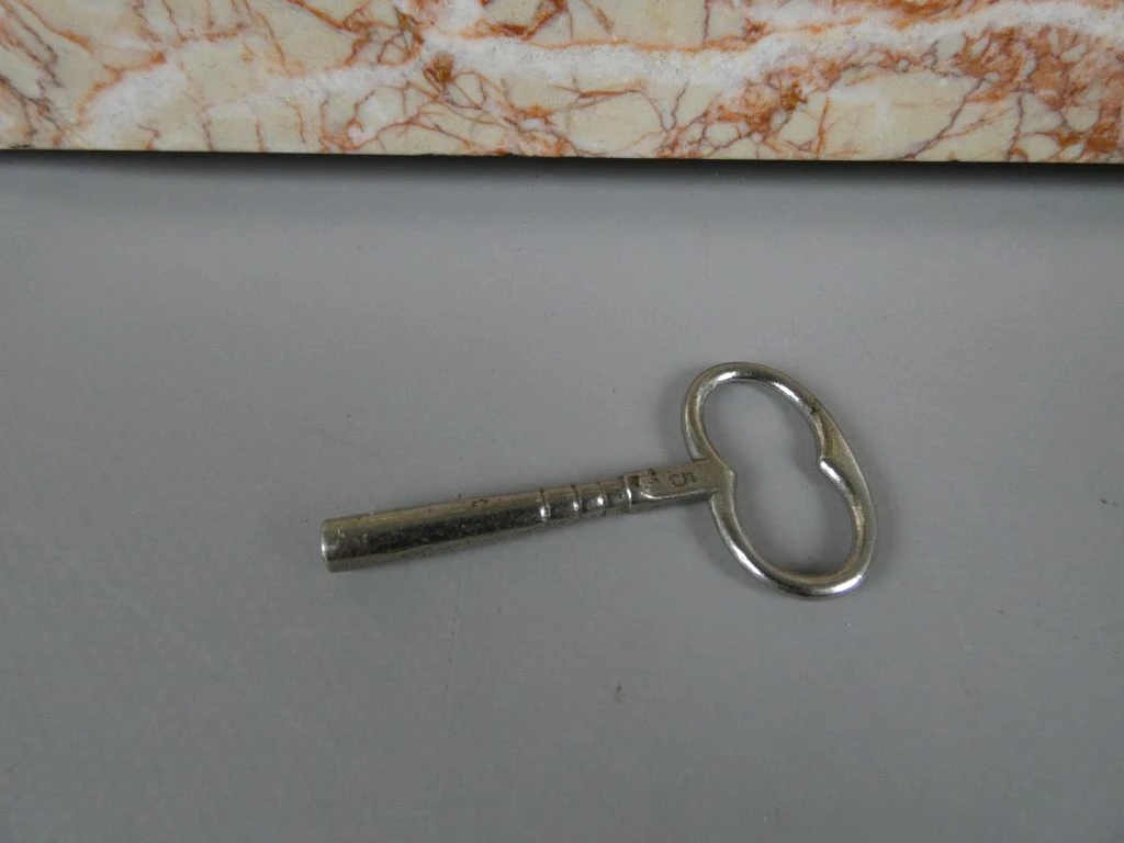 Marmeren schouwklok met messing accenten en opwind sleutel - foto 11