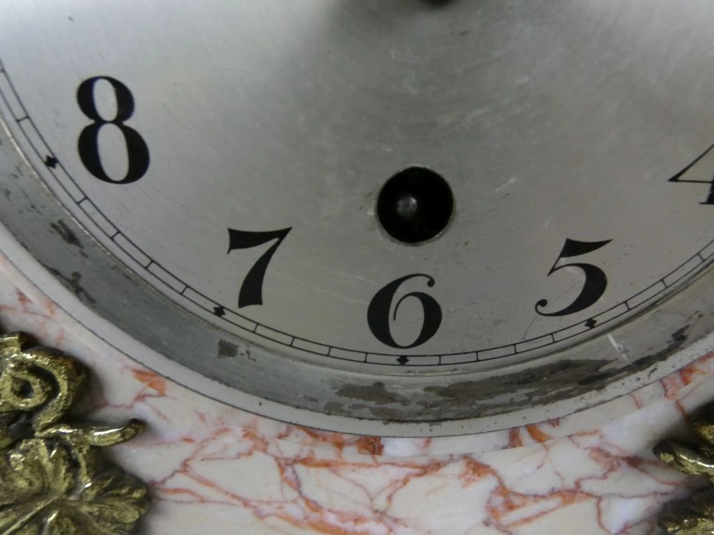 Marmeren schouwklok met messing accenten en opwind sleutel - foto 10