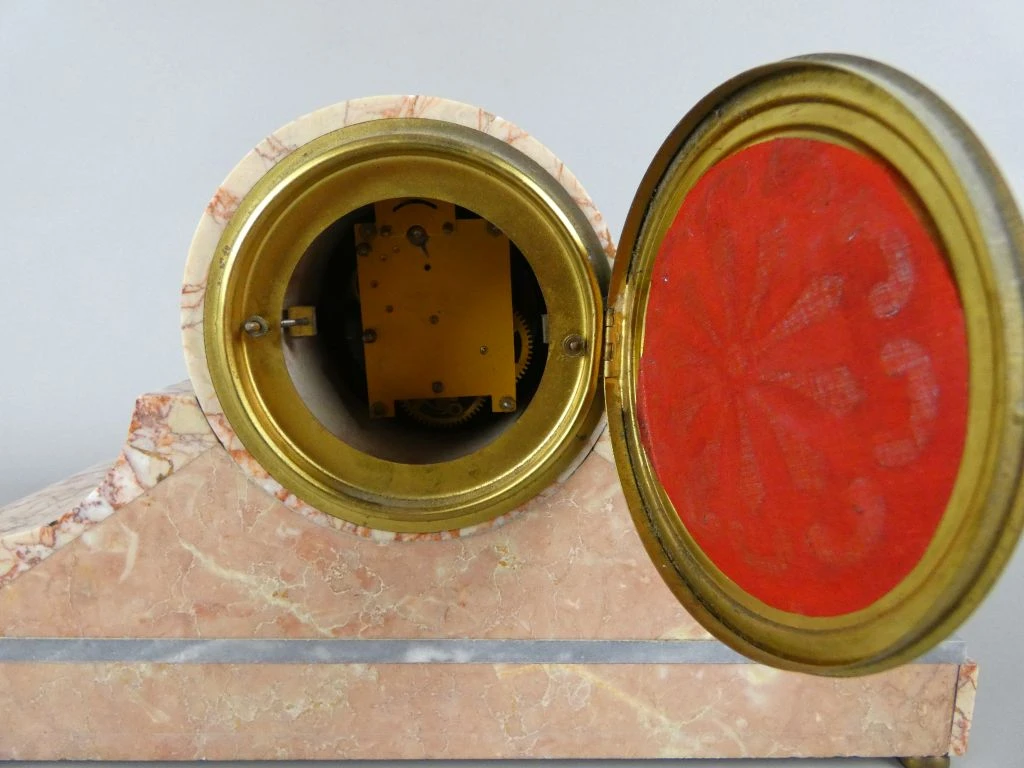 Marmeren schouwklok met messing accenten en opwind sleutel - foto 3