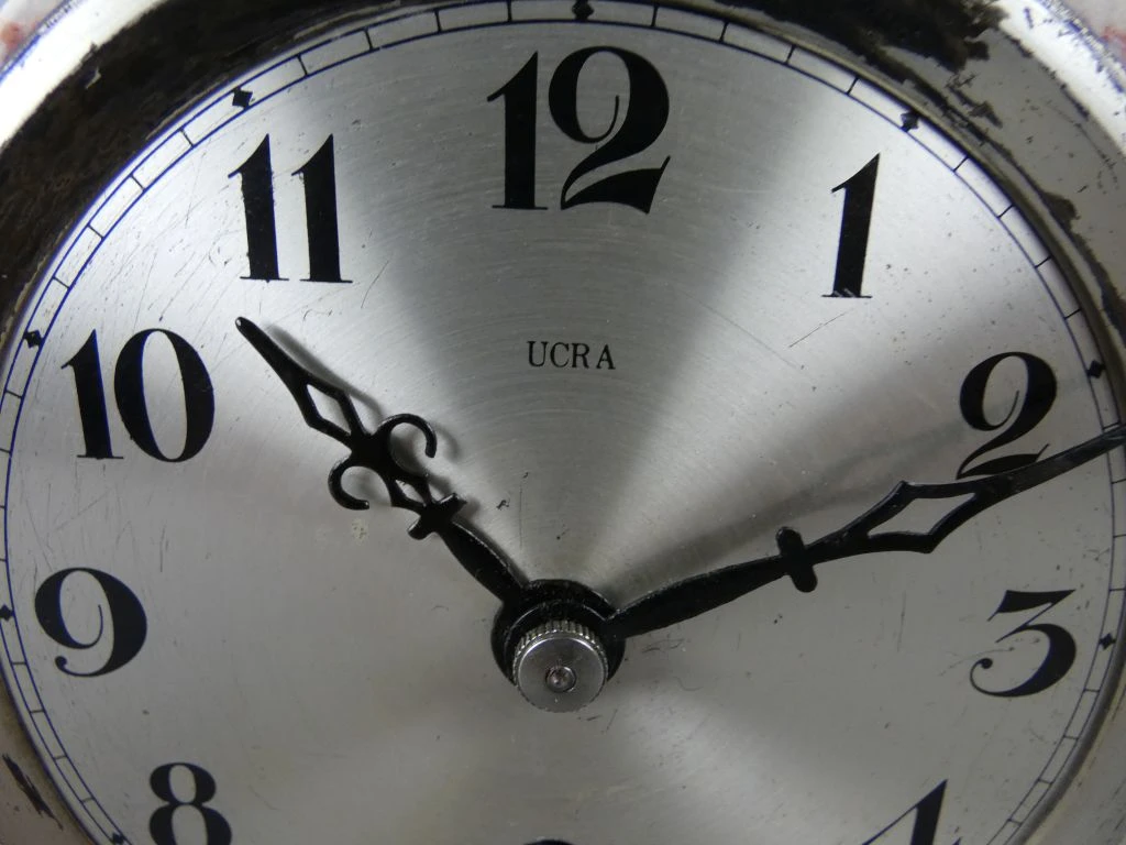 Marmeren schouwklok met messing accenten en opwind sleutel - foto 9