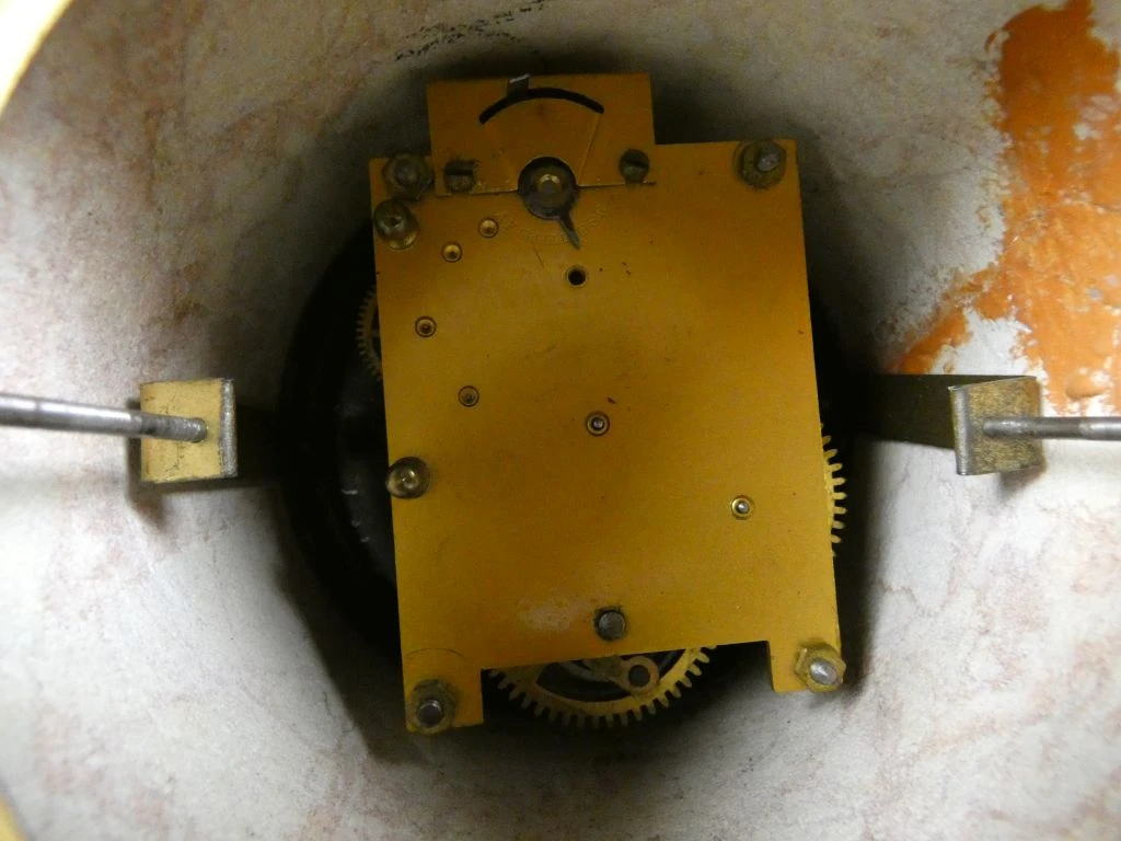 Marmeren schouwklok met messing accenten en opwind sleutel - foto 4
