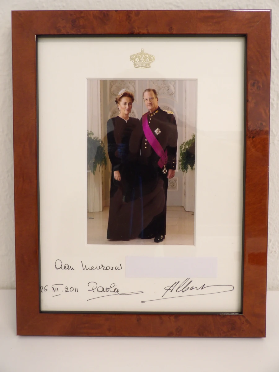 Gesigneerde foto in presentatiekader koning Albert II en koningin Paola - foto 2