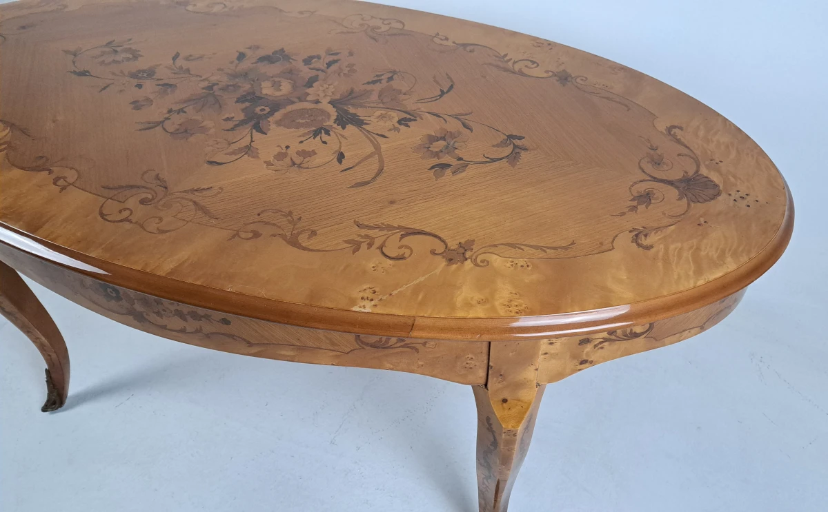 Ovale houten salontafel met bloemeninleg - foto 4
