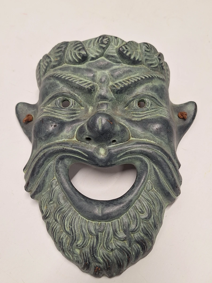 Paar ambachtelijk gemaakte klassieke Griekse theatermaskers, terracotta met een karakteristieke groen/zwarte patine. - foto 2