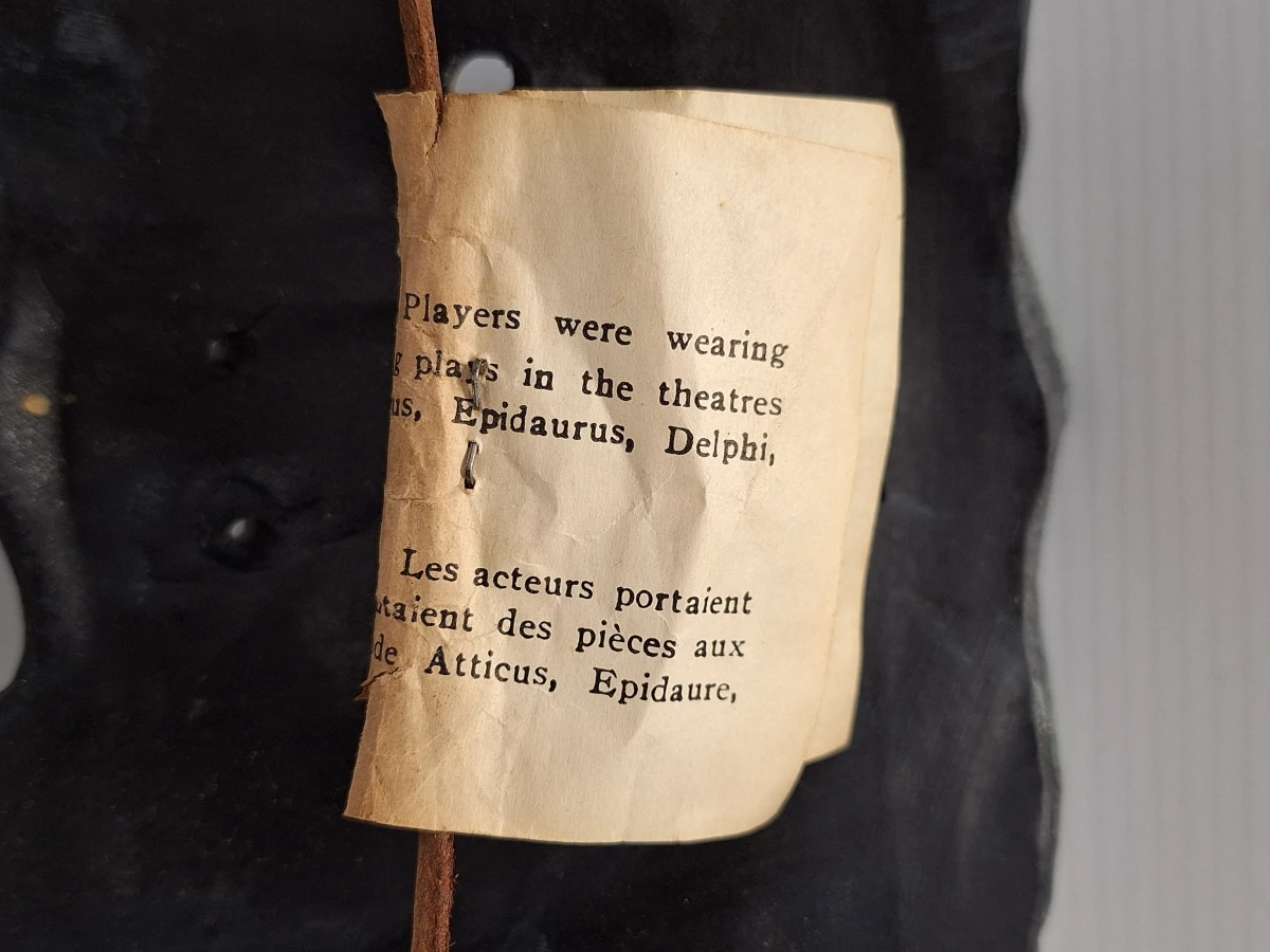 Paar ambachtelijk gemaakte klassieke Griekse theatermaskers, terracotta met een karakteristieke groen/zwarte patine. - foto 7